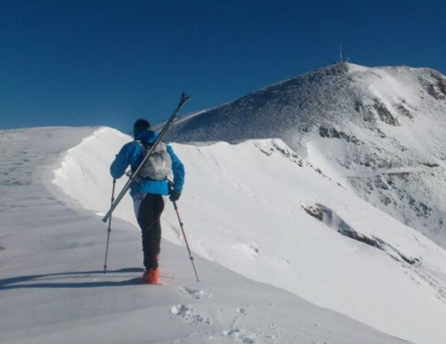 Llegando a la cumbre con las raquetas.jpg